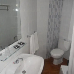 Отель Hostal Puerto Beach Испания, Мотрил - отзывы, цены и фото номеров - забронировать отель Hostal Puerto Beach онлайн ванная