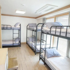 Отель Hi Jun Guesthouse Hongdae 2* Стандартный семейный номер с двуспальной кроватью