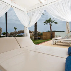 Adelais Bay Hotel