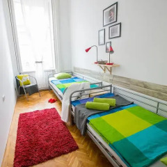 Friends Hostel and Apartments Budapest Стандартный номер с 2 отдельными кроватями (общая ванная комната) фото 4