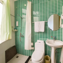 Отель Hi Inn Shanghai Pudong Airport ChenYang Road Китай, Шанхай - отзывы, цены и фото номеров - забронировать отель Hi Inn Shanghai Pudong Airport ChenYang Road онлайн ванная фото 2