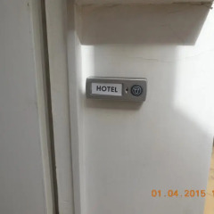 Отель Hôtel Le Petit Château сейф в номере