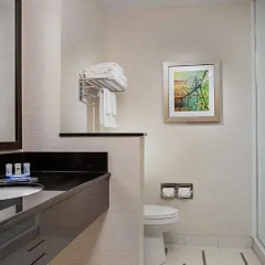Отель Fairfield Inn & Suites by Marriott Meridian ванная фото 2