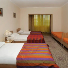 Отель Bed & Breakfast Bishkek 2* Кровать в мужском общем номере