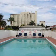 Village Hotel бассейн