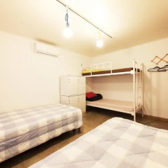 Lazy Fox Hostel Стандартный семейный номер с двуспальной кроватью
