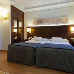 Hotel Ganivet сейф в номере