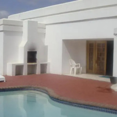 Отель Zanville Bed And Breakfast Габороне бассейн фото 3