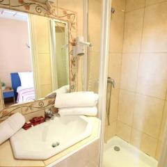 Отель Hôtel Du Centre 2* Стандартный номер с различными типами кроватей фото 4