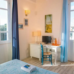 Отель La Villa Del Mare Улучшенный номер с двуспальной кроватью фото 4