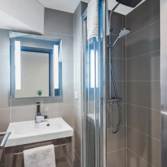 Отель Renovated 1 Bed for 3. Close to Bastille ванная фото 2