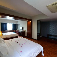 Gia Bao Grand Hotel 3* Стандартный семейный номер с различными типами кроватей фото 6