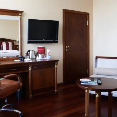 Гостиница Crowne Plaza Minsk 5* Улучшенный номер двуспальная кровать фото 5