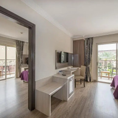 Отель Crystal Aura Beach Resort 5* Стандартный семейный номер фото 4
