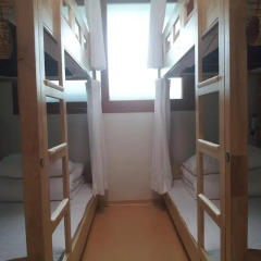 Отель Happytree Guesthouse Кровать в мужском общем номере с двухъярусной кроватью фото 4