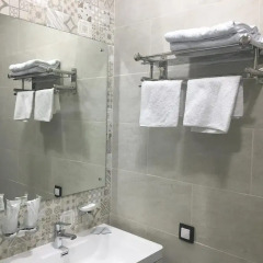 Гостиница Postoyaliy Dvor Inn в Уссурийске отзывы, цены и фото номеров - забронировать гостиницу Postoyaliy Dvor Inn онлайн Уссурийск ванная фото 2