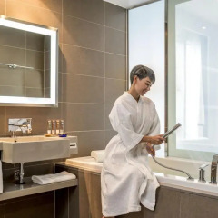Отель Novotel Bangkok Ploenchit Sukhumvit 4* Улучшенный номер с различными типами кроватей фото 6