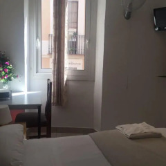 Отель Hostal Mont Thabor Улучшенный номер с различными типами кроватей фото 3