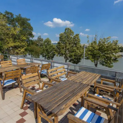 Island Hostel Adults only Будапешт балкон