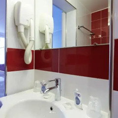 Отель Kyriad Paris 10 - Canal Saint Martin - République 3* Стандартный номер с различными типами кроватей фото 9