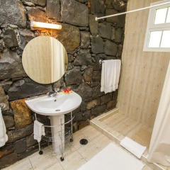Отель Casas da Quinta Португалия, Машику - отзывы, цены и фото номеров - забронировать отель Casas da Quinta онлайн ванная