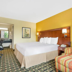 Отель Days Inn by Wyndham Knoxville East 3* Стандартный номер с различными типами кроватей