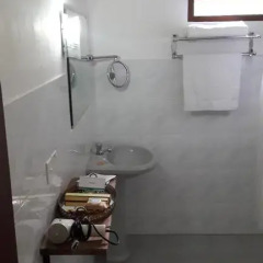 Отель Punsara`s Holiday Home Шри-Ланка, Пляж Golden Mile - отзывы, цены и фото номеров - забронировать отель Punsara`s Holiday Home онлайн ванная фото 2