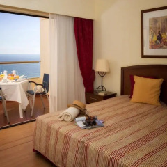 Отель Yellow Praia Monte Gordo 4* Семейный люкс разные типы кроватей