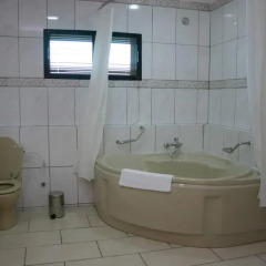Protea Hotel Kuramo Waters Лагос ванная фото 2