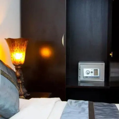Отель Wonderful Guesthouse сейф в номере