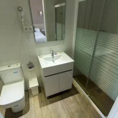 Отель Hostalin Barcelona Pg. de Gràcia 3* Стандартный номер с 2 отдельными кроватями фото 10