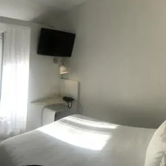 Отель Hôtel Little Regina 2* Улучшенный номер с двуспальной кроватью фото 5