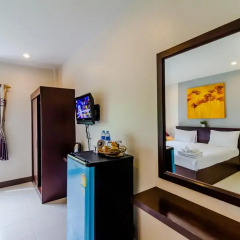 Отель Baan Yuyen Karon Guesthouse 2* Улучшенный номер разные типы кроватей фото 21