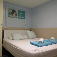 I-Sleep Silom Hostel Стандартный номер с двуспальной кроватью (общая ванная комната) фото 4