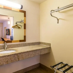 Отель Red Roof Inn Tulare - Downtown/Fairgrounds 2* Улучшенный номер с различными типами кроватей