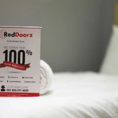 Отель RedDoorz @ Melati Kartika Plaza 2* Стандартный номер с различными типами кроватей фото 2