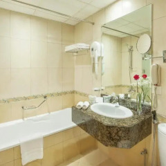Отель Golden Tulip Sharjah Стандартный номер с различными типами кроватей фото 5