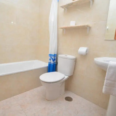 Отель Apartamentos La Caseta Испания, Арнуэро - отзывы, цены и фото номеров - забронировать отель Apartamentos La Caseta онлайн ванная