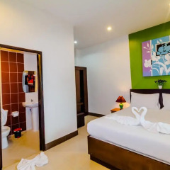 Отель Baan Yuyen Karon Guesthouse 2* Улучшенный номер разные типы кроватей фото 38