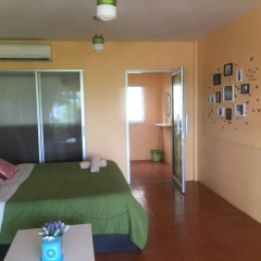 Отель Insook Ko Larn Guesthouse комната для гостей