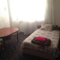 Отель East Gate Guest Rooms Стандартный номер с двуспальной кроватью (общая ванная комната)