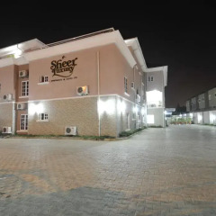 Апартаменты Sheer Luxury Apartments and Suites парковка