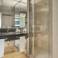 Отель NH Collection Lisboa Liberdade 4* Улучшенный номер с различными типами кроватей фото 5