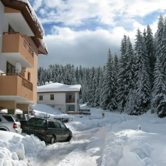 Апартаменты Krasi Apartments in Zornitsa Complex Чепеларе парковка