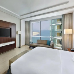 Отель DoubleTree by Hilton Dubai Jumeirah Beach 4* Семейный люкс с двуспальной кроватью фото 6