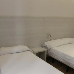Отель Hostal Fina Испания, Барселона - отзывы, цены и фото номеров - забронировать отель Hostal Fina онлайн комната для гостей фото 2