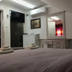 Отель Guesthouse Athos 2* Стандартный номер с двуспальной кроватью (общая ванная комната) фото 2
