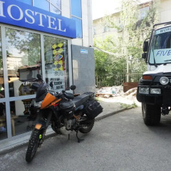 Pit Stop Hostel Алматы парковка