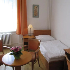 Hotel Jana / Pension Domov Mladeze Стандартный номер с различными типами кроватей (общая ванная комната) фото 2
