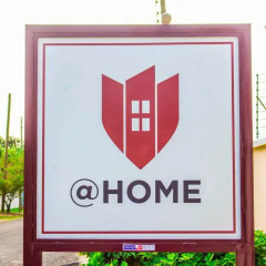 At Home Boutique Hostel and Suite парковка
